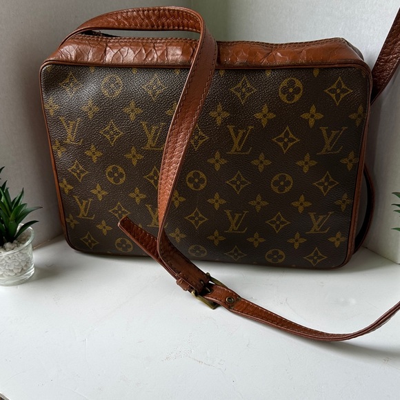 Louis Vuitton Monogram Sac Bandouliere 
Date Code has worn off due to age - Picture 1 of 16